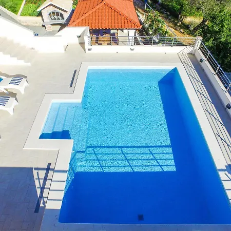 Mendula Villa